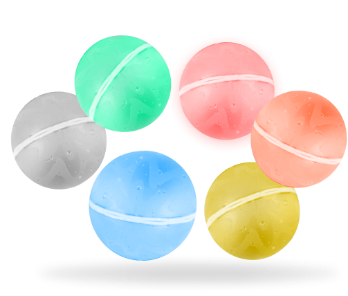 Sechs geschlossene wiederverwendbare Wasserballons in verschiedenen Pastellfarben, locker auf einem weissen Hintergrund verteilt